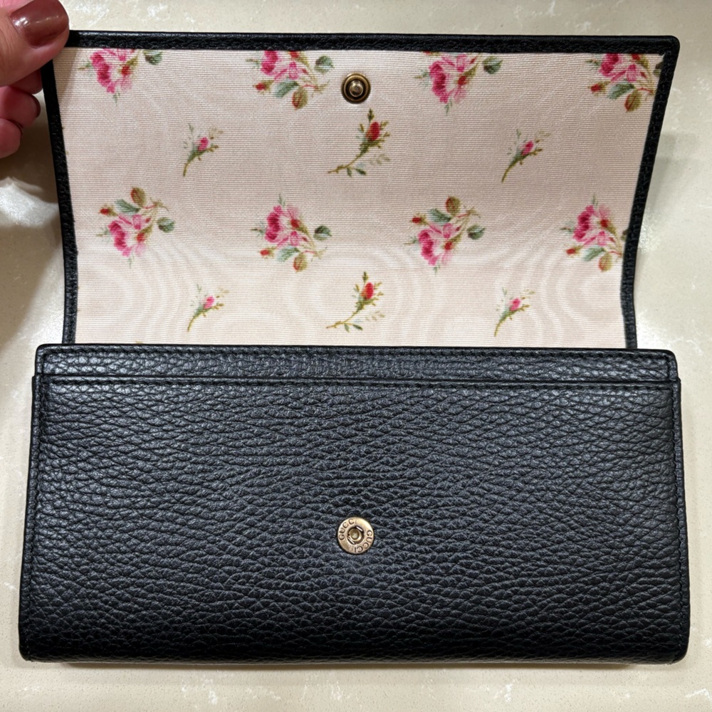 Gucci Black Leather Wallet with Gold bow Accents - Picture 3 of 16